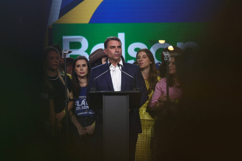Flávio Bolsonaro planeja conselho de campanha para superar isolamento político