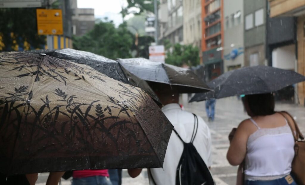 Frente fria intensa se aproxima de São Paulo com alerta de ventos de até 90 km/h