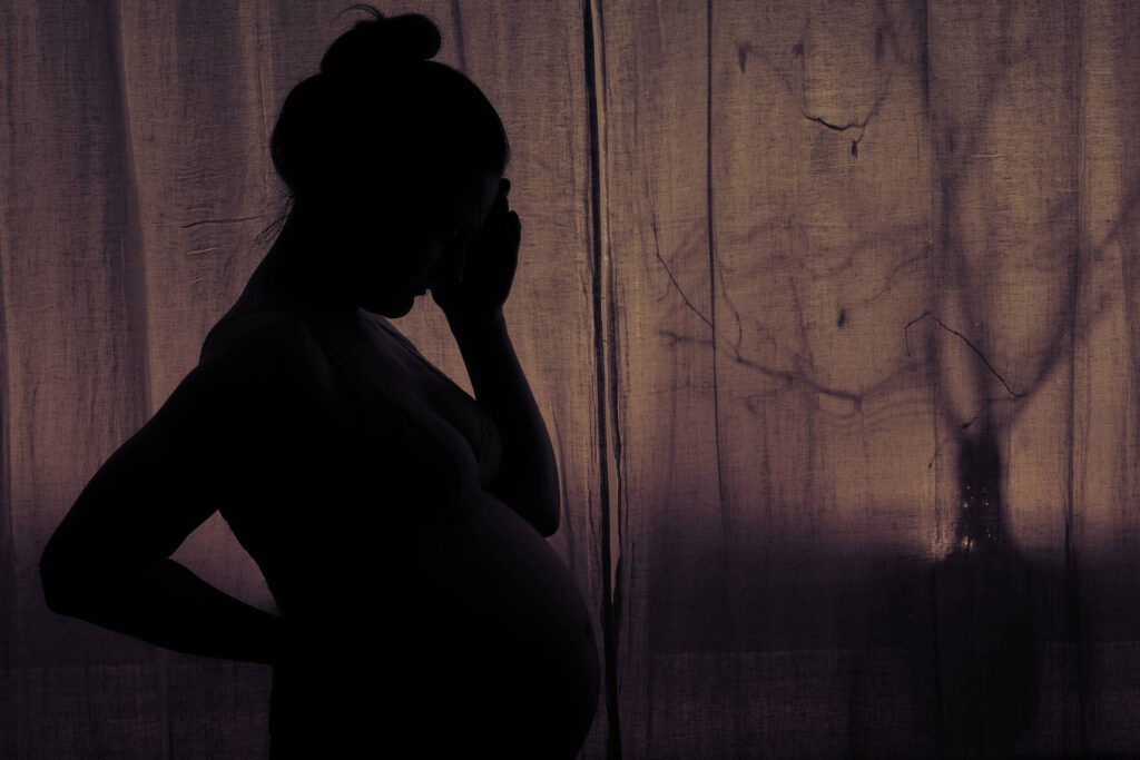 Gestantes e mães recentes enfrentam risco quase dobrado de violência psicológica, aponta estudo da USP