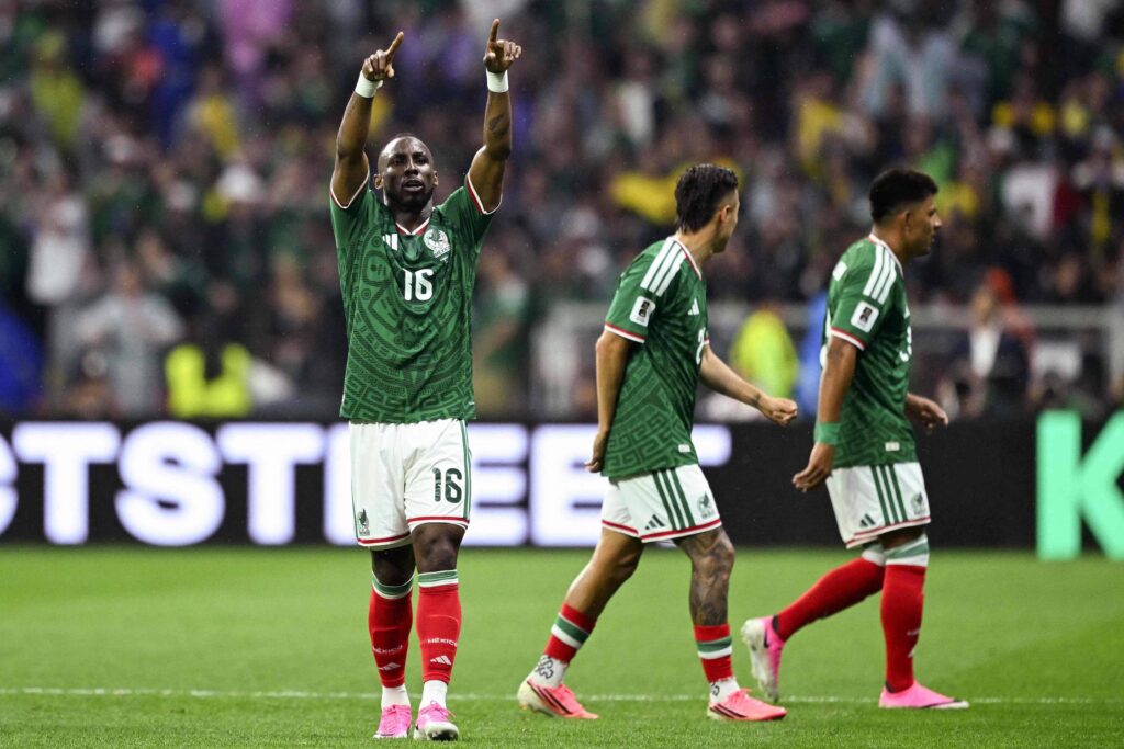 México avança às oitavas da Copa como coanfitrião invicto após vitória sobre Equador