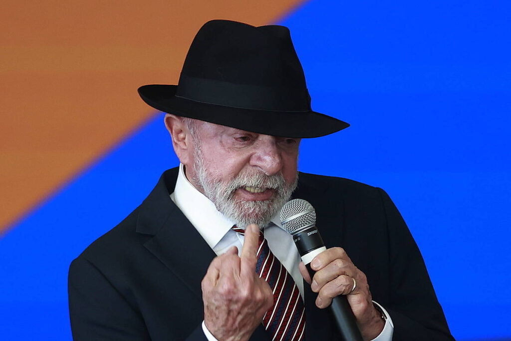 Presidente Lula mostra o dedo do meio durante cerimônia no Palácio do Planalto no início de julho. - Cristiano Mariz/Agência O Globo -03.jul.2026