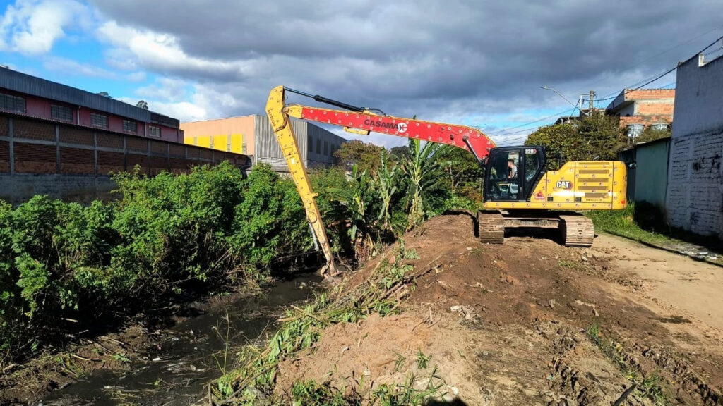 Guarulhos avança na limpeza de córregos com remoção de 41 toneladas de detritos na Cidade Satélite