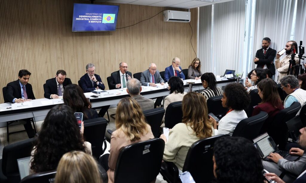 Governo federal prepara plano de socorro a setores afetados por novas tarifas dos EUA