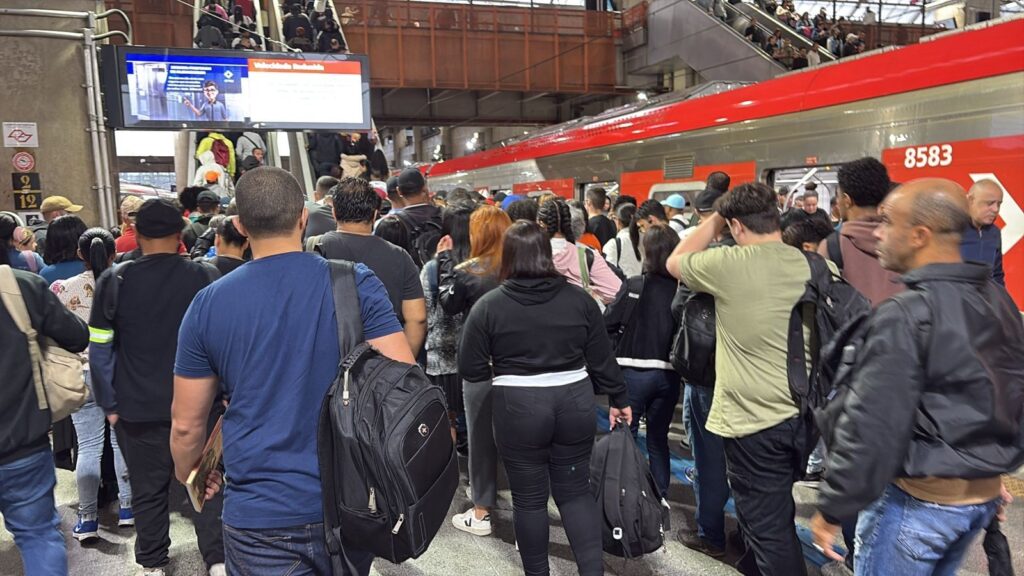 Lentidão em linhas do metrô e CPTM causa transtornos a milhares de passageiros em SP