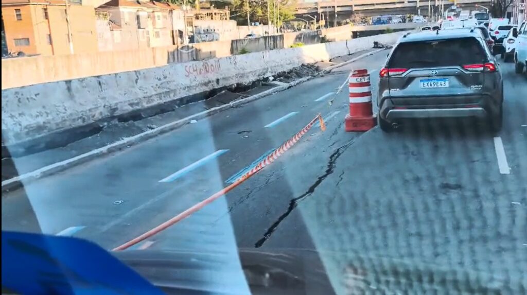Asfalto afundado na Avenida do Estado completa um mês sem solução e afeta trânsito no Centro de SP