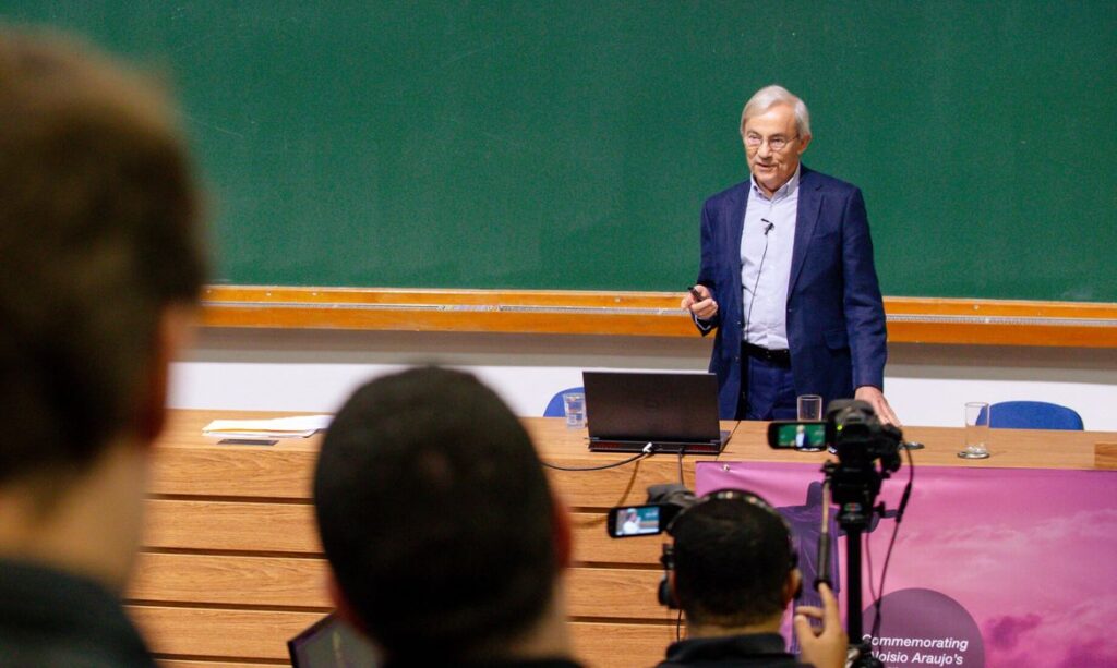 Nobel da Economia diz que IA não é a maior ameaça ao emprego, mas sim à equidade.