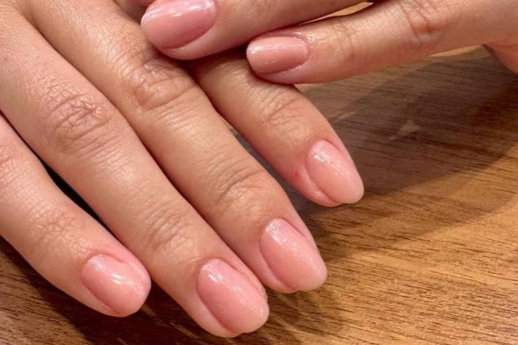 Do minimalismo ao status: unhas sem esmalte impulsionam debate sobre beleza e estratificação social