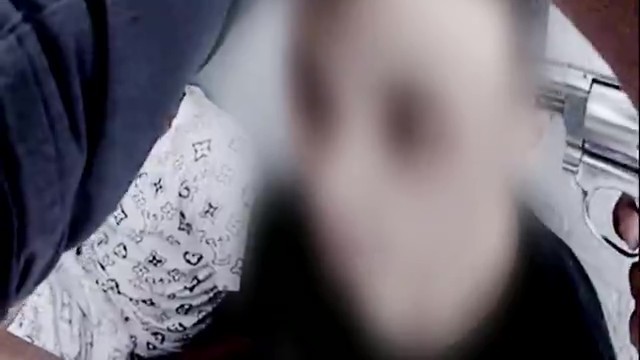 Vídeo chocante: PM simula roleta-russa com adolescente e é condenado por tortura em São Paulo