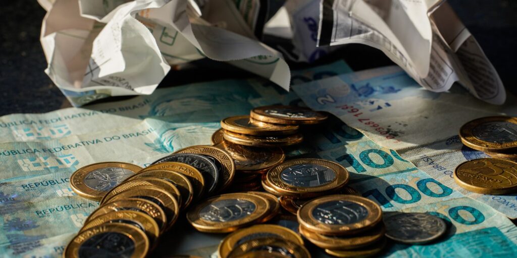 Economia brasileira: consumo das famílias impulsiona maio, mas FGV vê arrefecimento