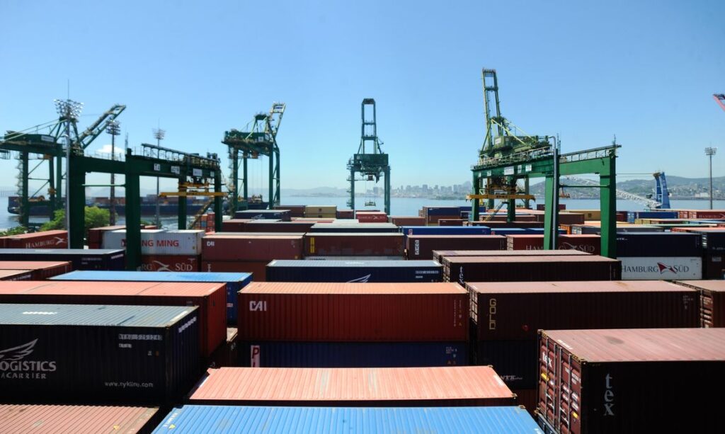 Tarifas dos EUA: impacto limitado na balança comercial brasileira, mas setores industriais sofrem