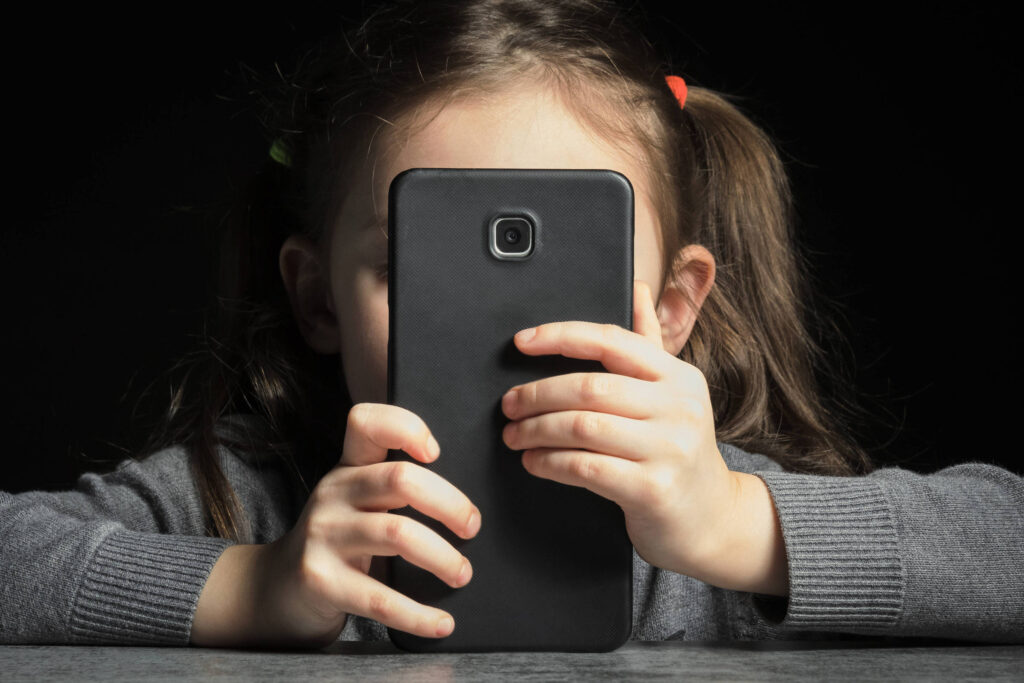 França avança com proibição de redes sociais para menores de 15 anos