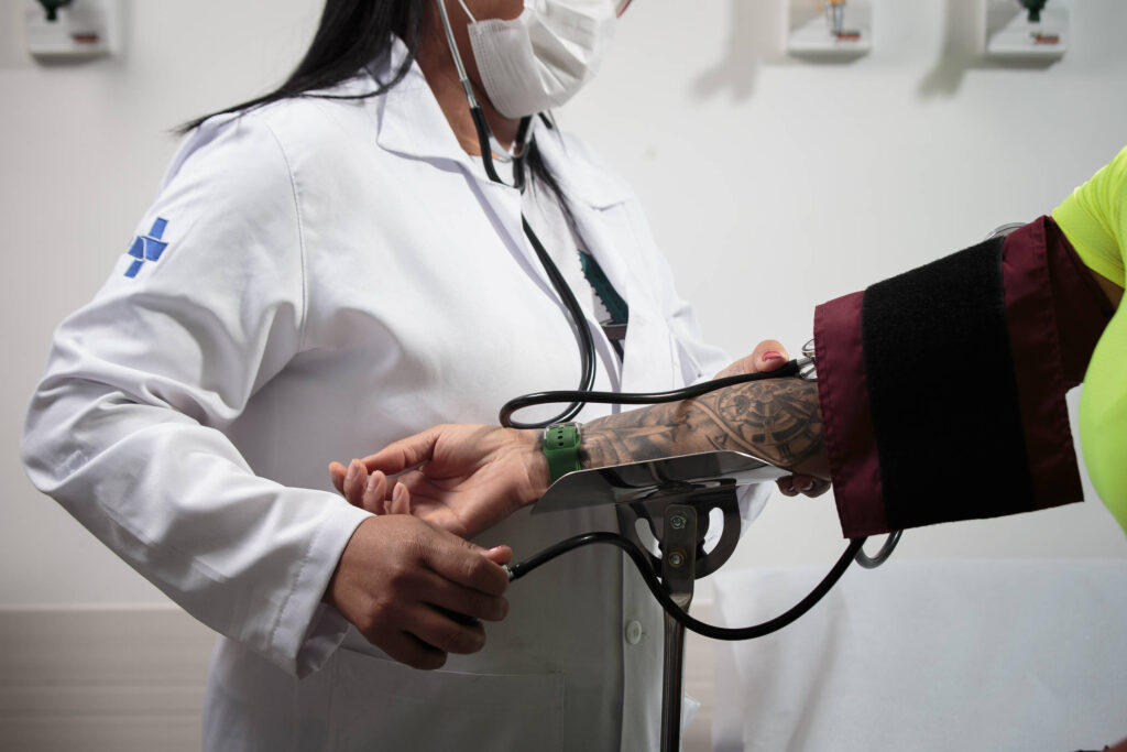 Emendas parlamentares destinam mais verbas para material de escritório do que para aparelhos médicos