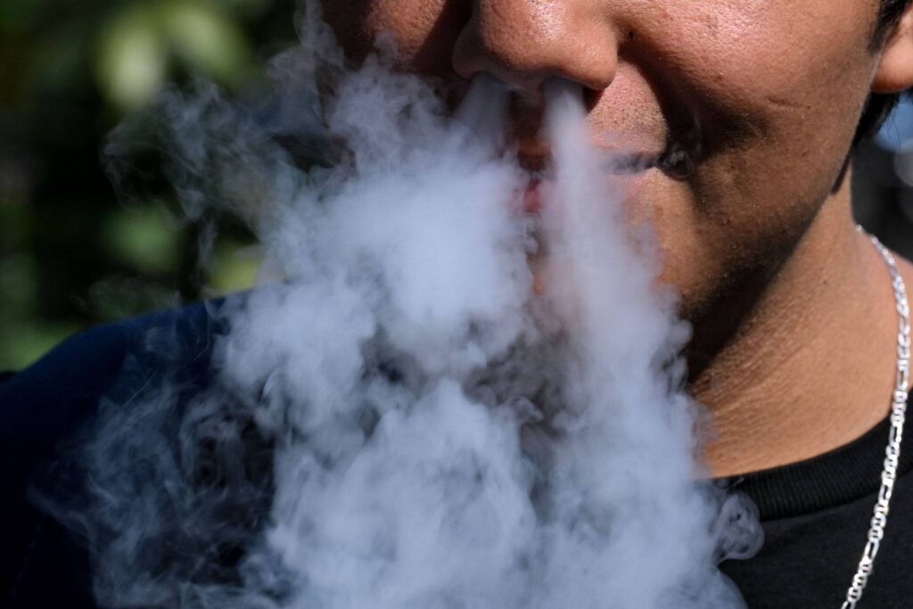 Espanha quer ampliar restrições ao tabaco com proibição em praias e terraços