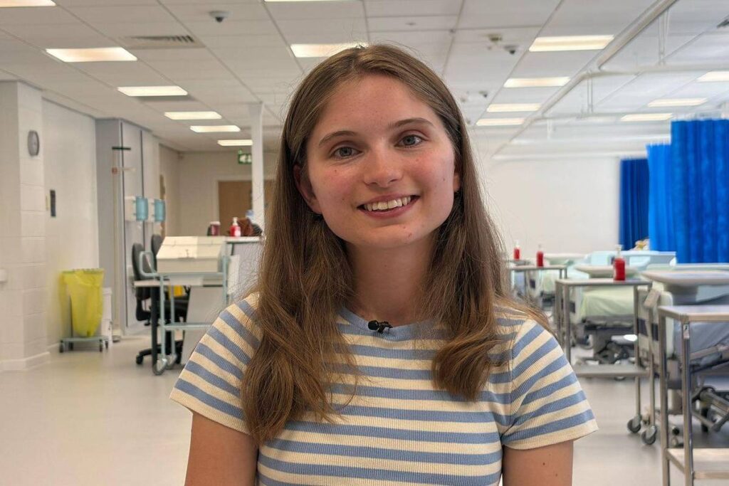 Superação e empatia: como o câncer agressivo na adolescência moldou a médica Ellie Waters-barnes