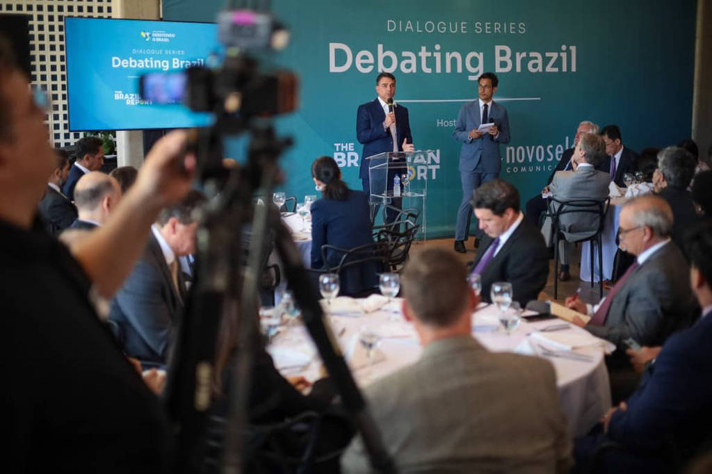 PT cogita ação judicial contra Flávio Bolsonaro por 'cultura golpista' e ataques às urnas