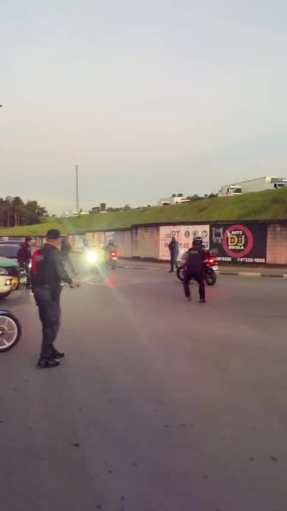 Motociclista atropela guarda municipal em bloqueio após perseguição policial na Grande SP