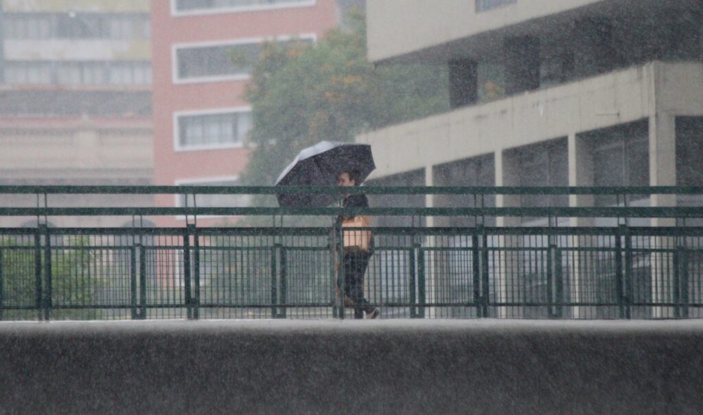 Frente fria traz chuva e queda de temperatura para o estado de São Paulo