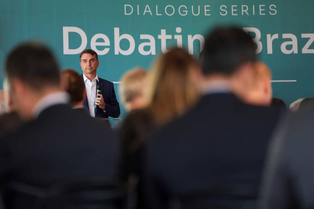 Declaração de Flávio Bolsonaro sobre urnas eletrônicas inverte fluxo de debate nas redes sociais