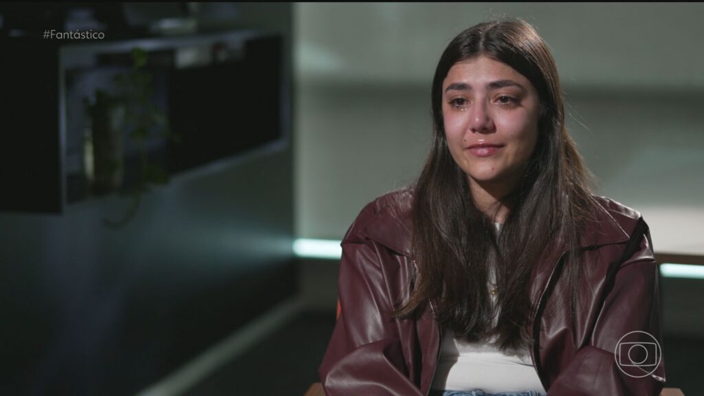Mãe de jovem que busca romper laços nega acusações de abuso e fala em 'histórias inventadas'