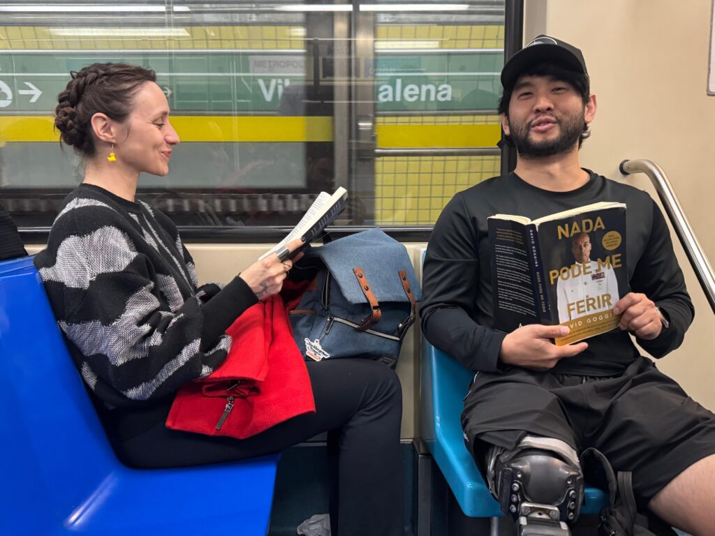 Paulistanos encontram refúgio nos livros durante trajetos no metrô de São Paulo