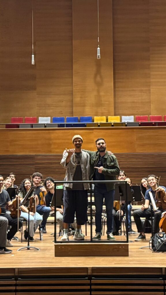 Pianista de Harry Styles explora cultura paulistana e emociona jovens músicos em Heliópolis