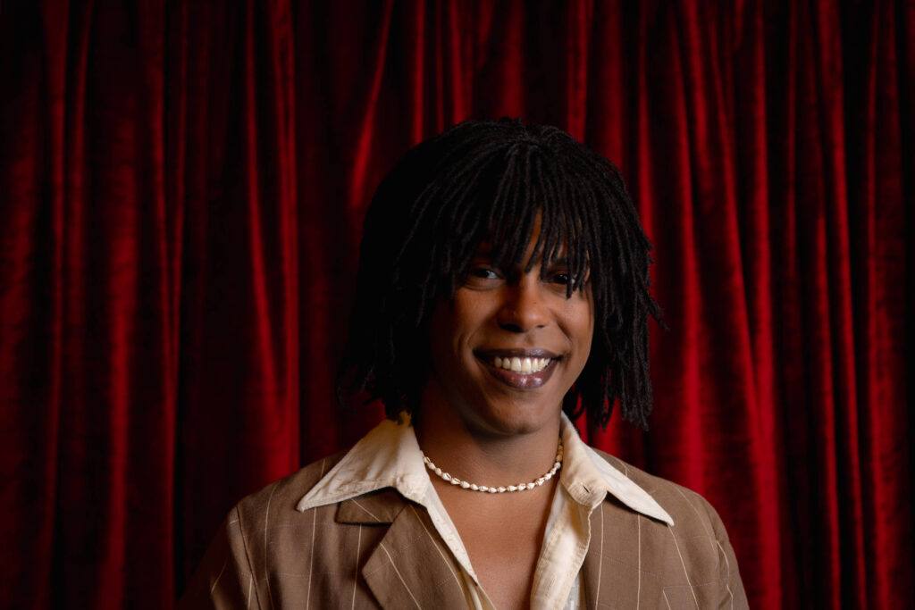 Raphael Elias celebra estreia de musical sobre Djavan em sessão VIP para convidados