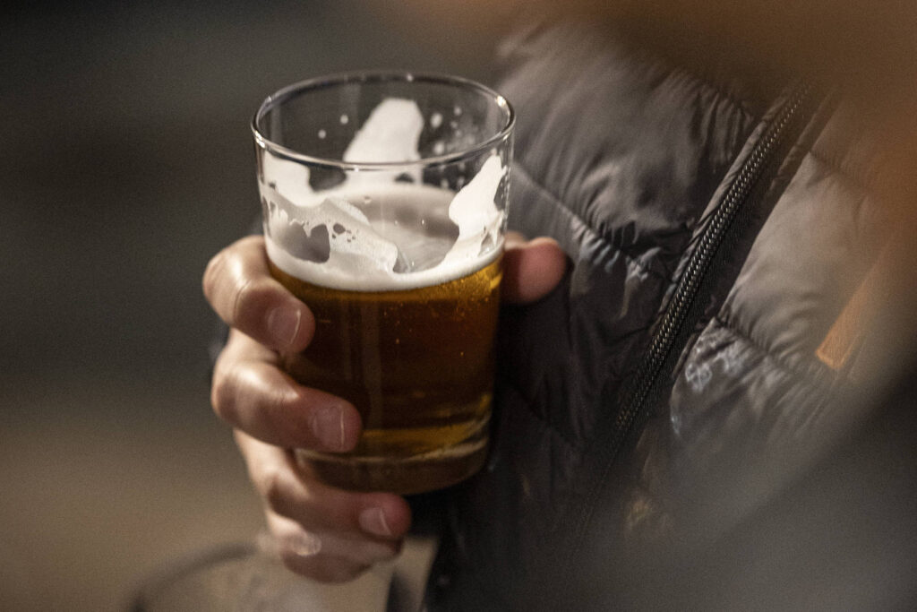 Abstinência de álcool pode elevar risco de consumo compulsivo, aponta estudo