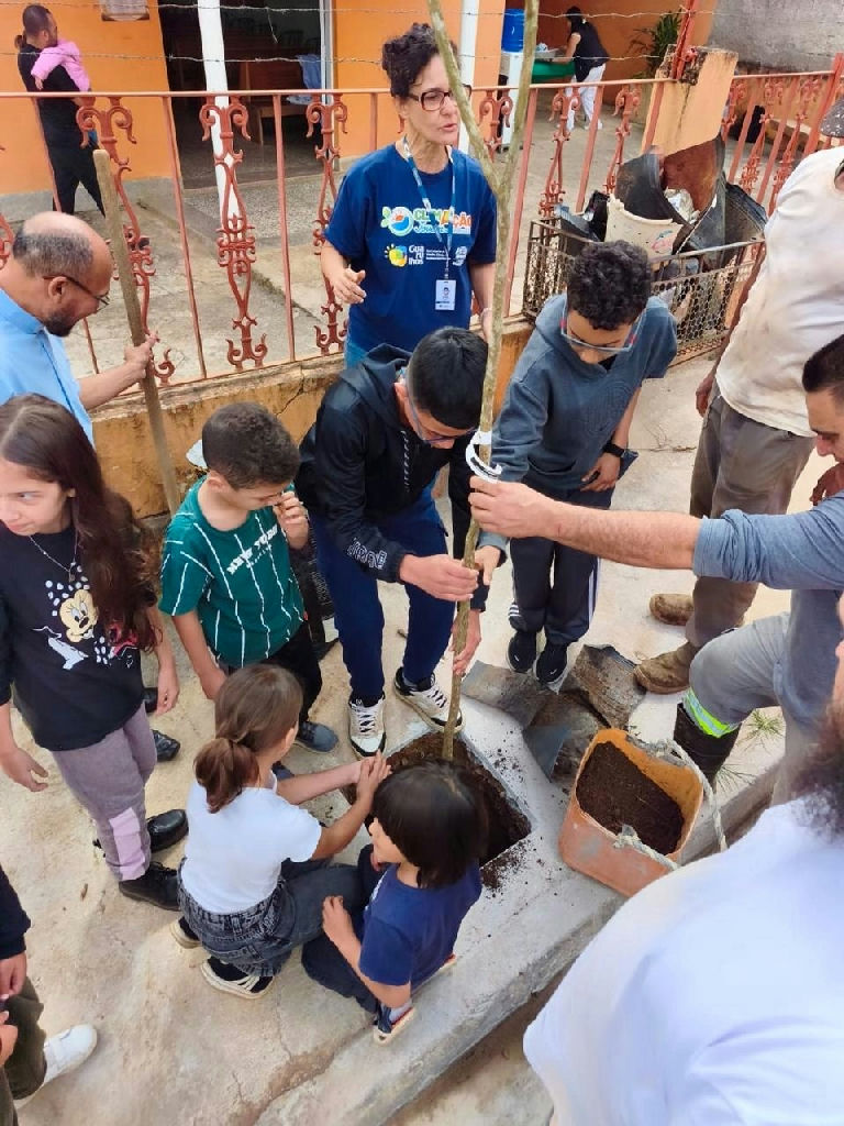 Ação comunitária promove plantio de mudas nativas no bairro Água Azul em Guarulhos