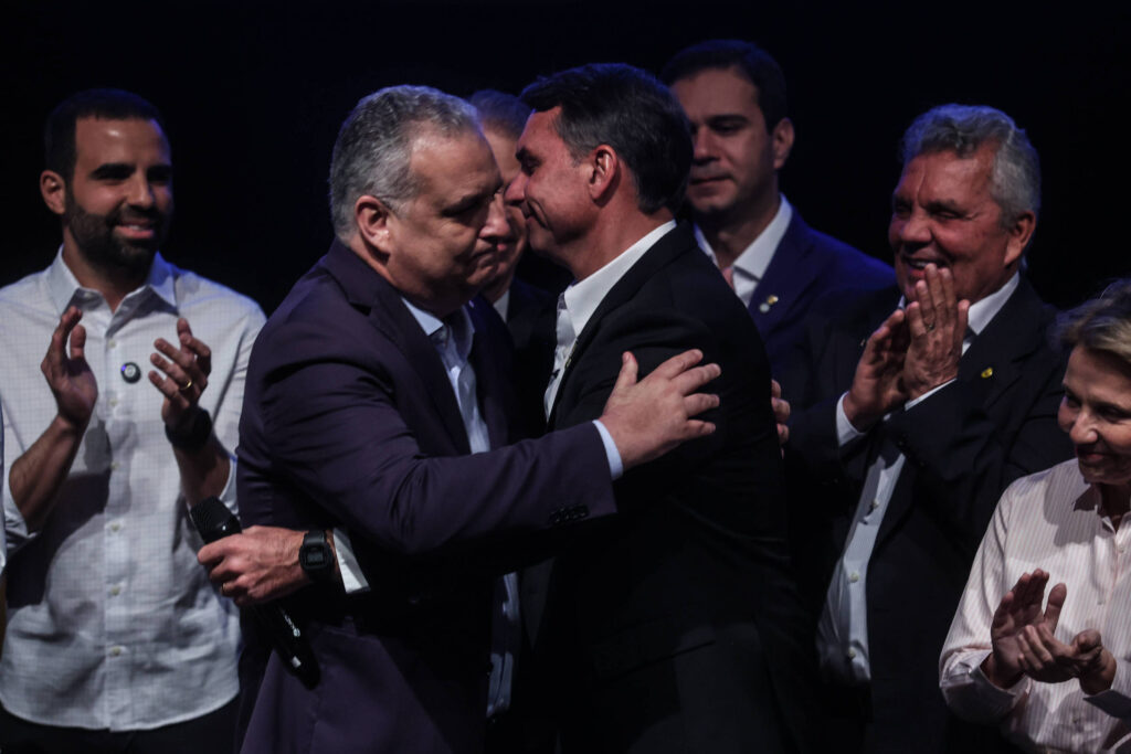 Acusador do vice de Flávio Bolsonaro, Alfredo Gaspar, apresenta versões conflitantes