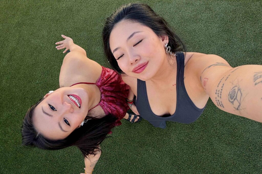 Amigas de infância redefinem o casamento em união platônica e sem sexo