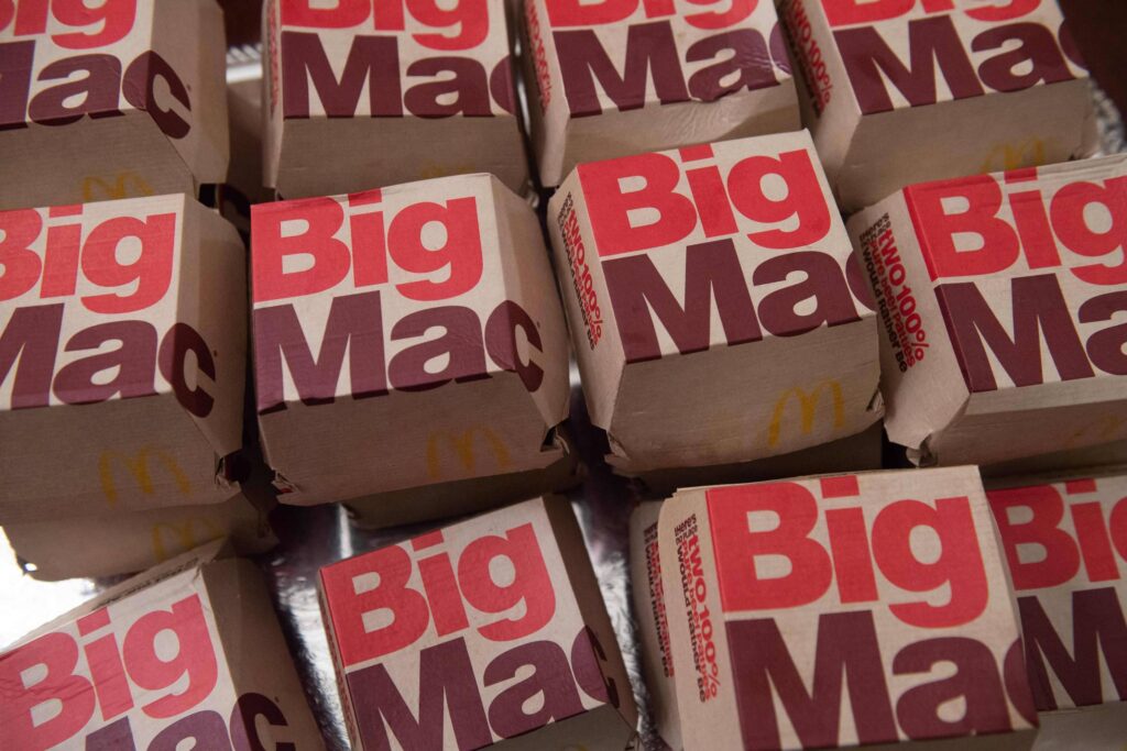 Após quatro décadas, o Índice Big Mac continua a desvendar o real valor das moedas