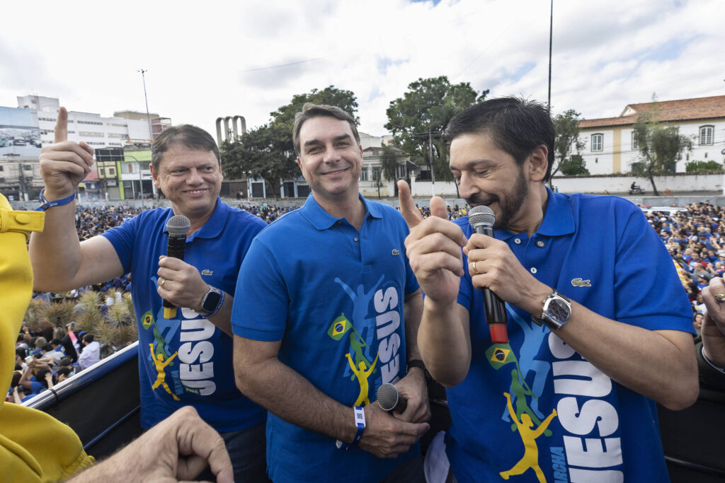 Ausência de Tarcísio em agenda de Flávio Bolsonaro na periferia de SP repercute entre aliados