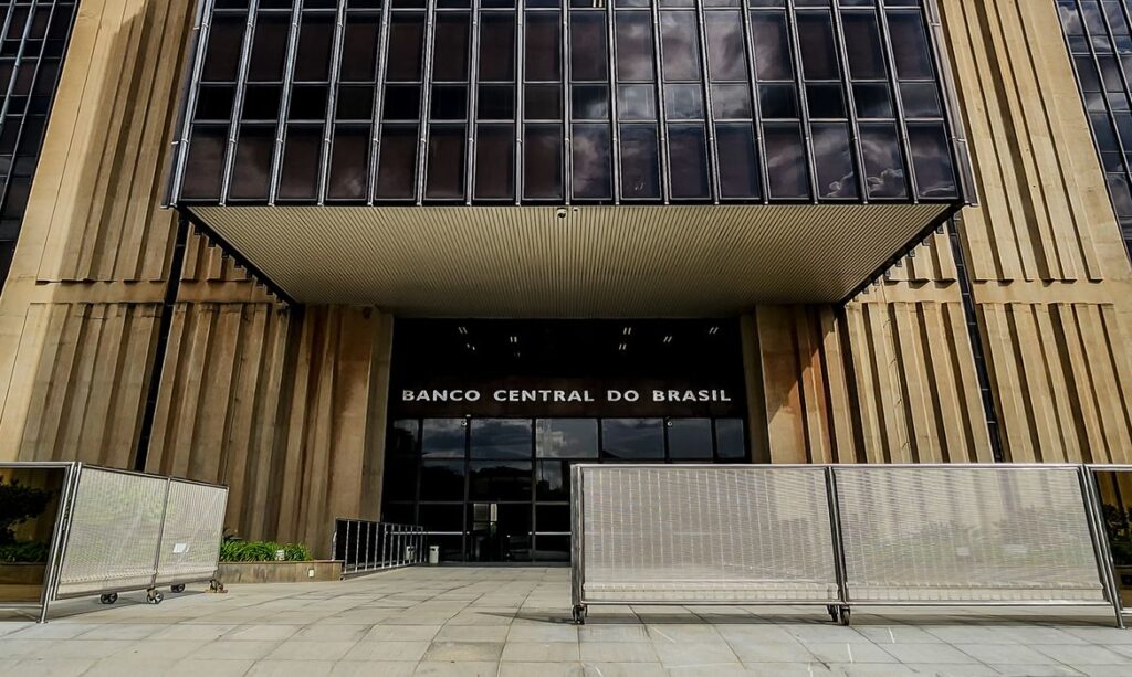 Banco Central reduz Selic para 14% e mantém cautela com riscos inflacionários