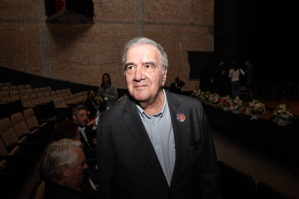 Belluzzo questiona foco no endividamento público e envia análise à campanha de Lula