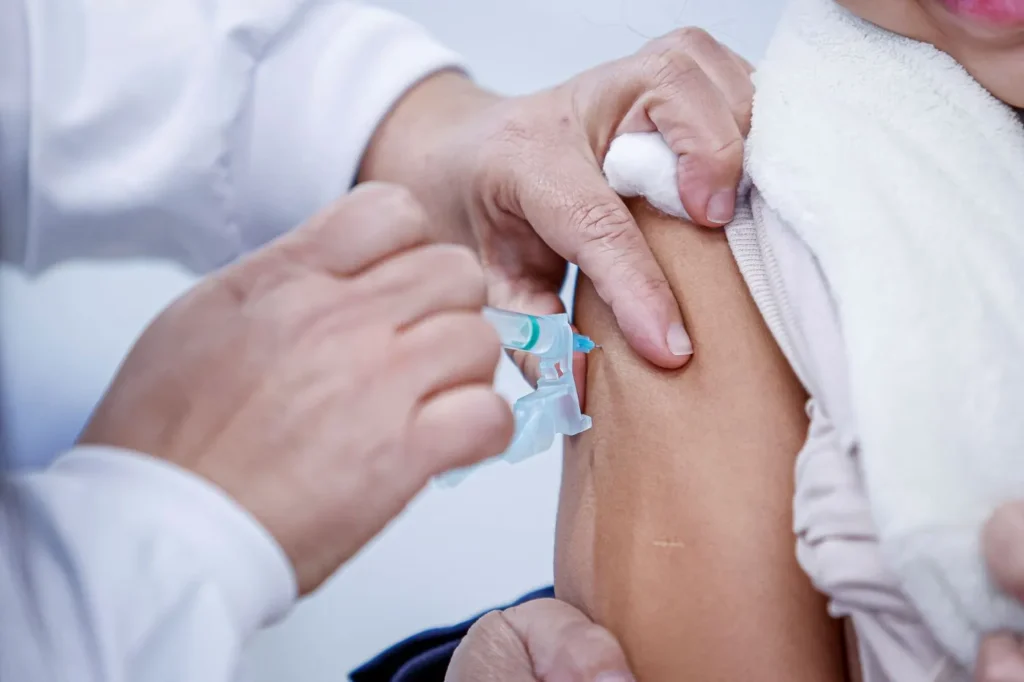 Boato sobre vacina contra pneumonia para maiores de 58 anos é falso