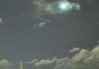 Céu da Nova Zelândia é iluminado por meteoro verde que se fragmenta em segundos