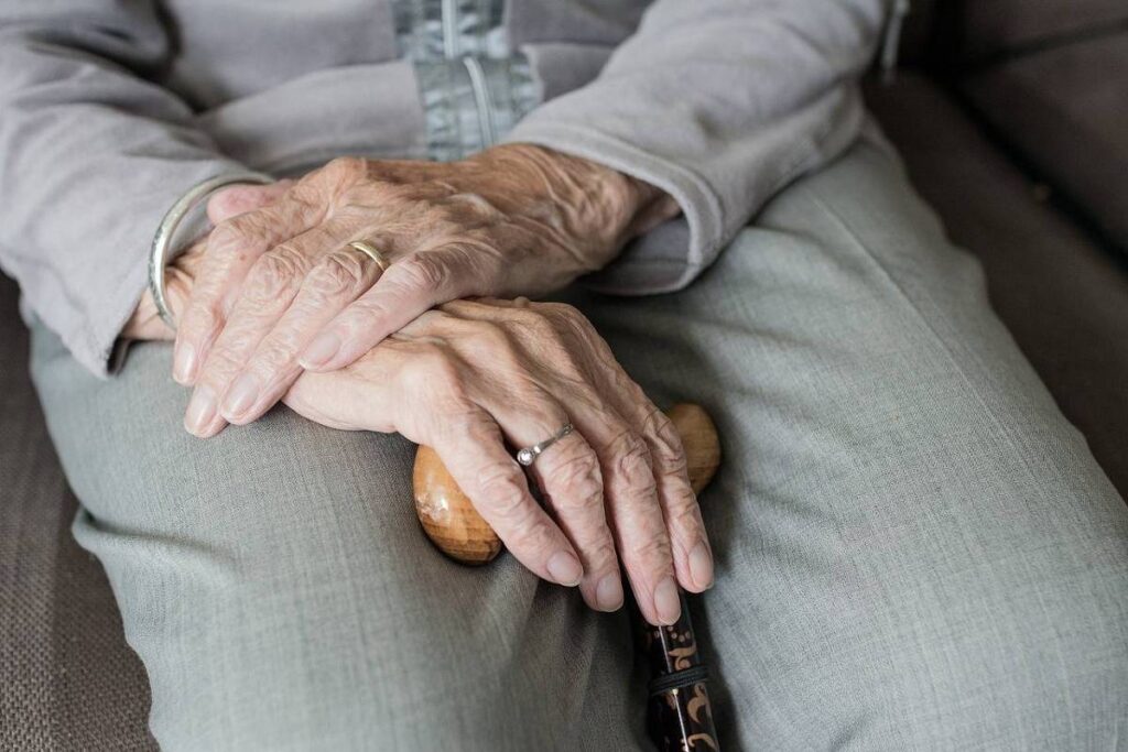 Declínio de 15% na força muscular é alerta precoce para mobilidade reduzida em idosos