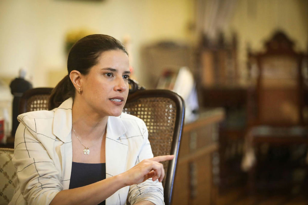 Depoimento pessoal e superação marcam estreia do programa eleitoral de Raquel Lyra