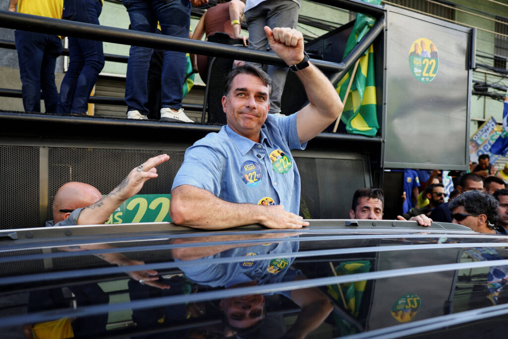 Desafios de Flávio Bolsonaro para consolidar apoio da direita em disputa contra Lula