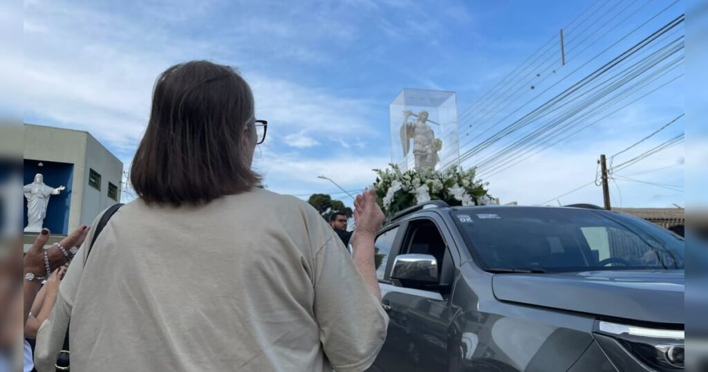 Devoção e fé: carreata com imagem de São Miguel Arcanjo movimenta ruas de Apucarana