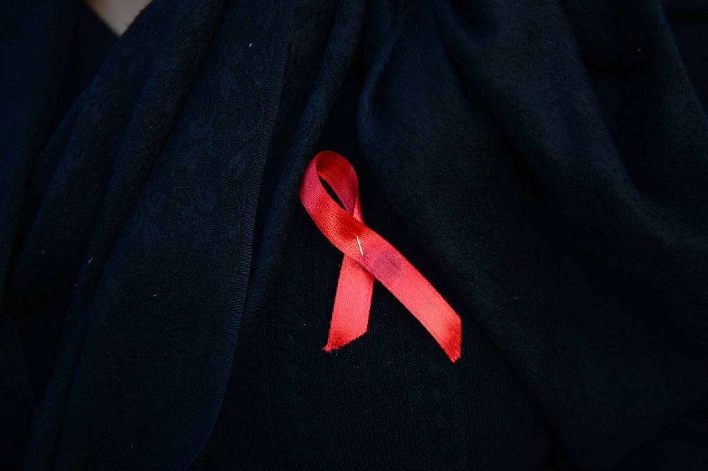 Diagnóstico tardio de HIV é mais frequente em pessoas heterossexuais casadas, aponta estudo