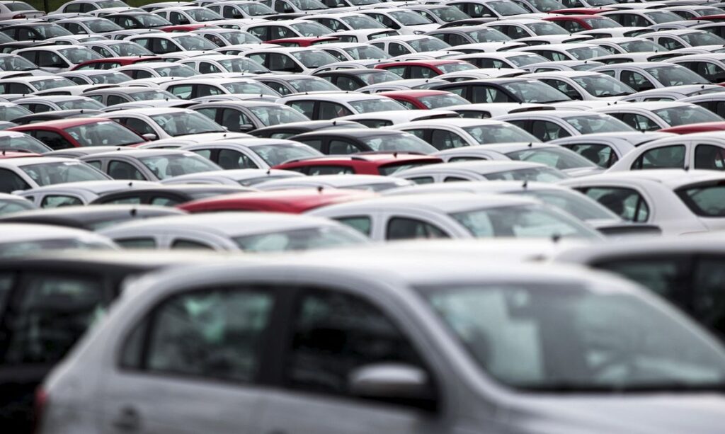 Emplacamentos de veículos sobem 10% em julho e setor projeta alta anual