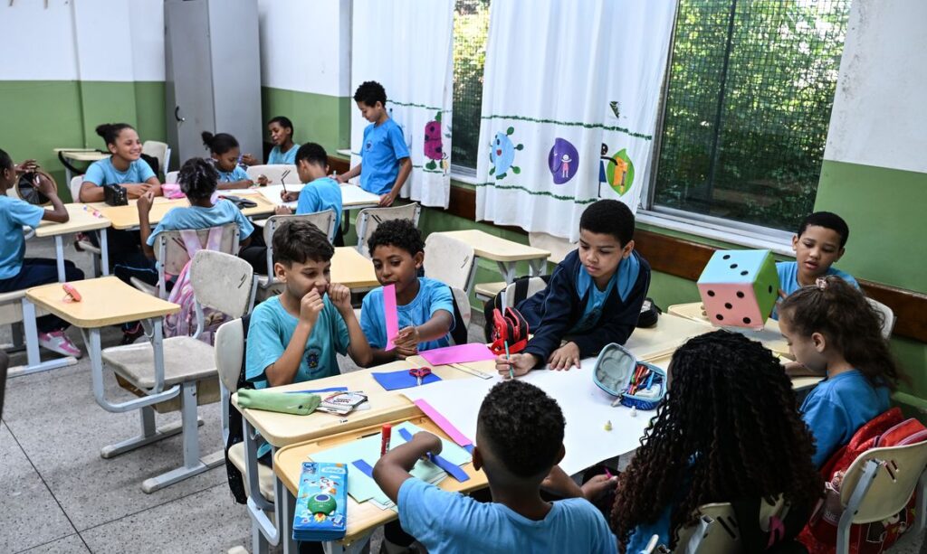 Ensino integral reduz desigualdade e acelera aprendizado, aponta análise do Ideb 2025