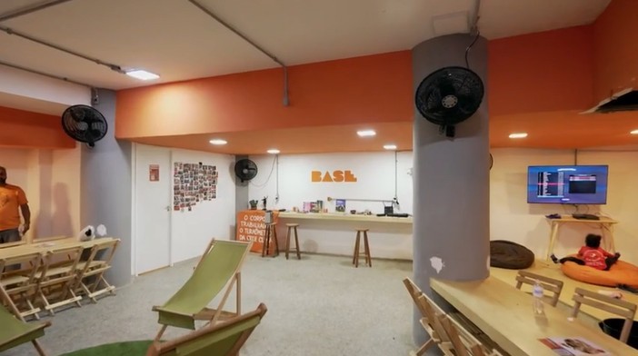 Entregadores de aplicativo criam base de apoio em São Paulo com café, banheiro e descanso