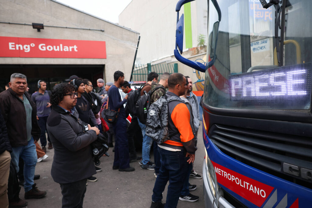 Equipe de Haddad avalia transporte público e greve da CPTM em estação movimentada