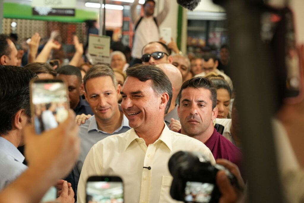 Flávio Bolsonaro afirma ter prestado contas sobre 'Dark Horse' e mira Lula em caso Master