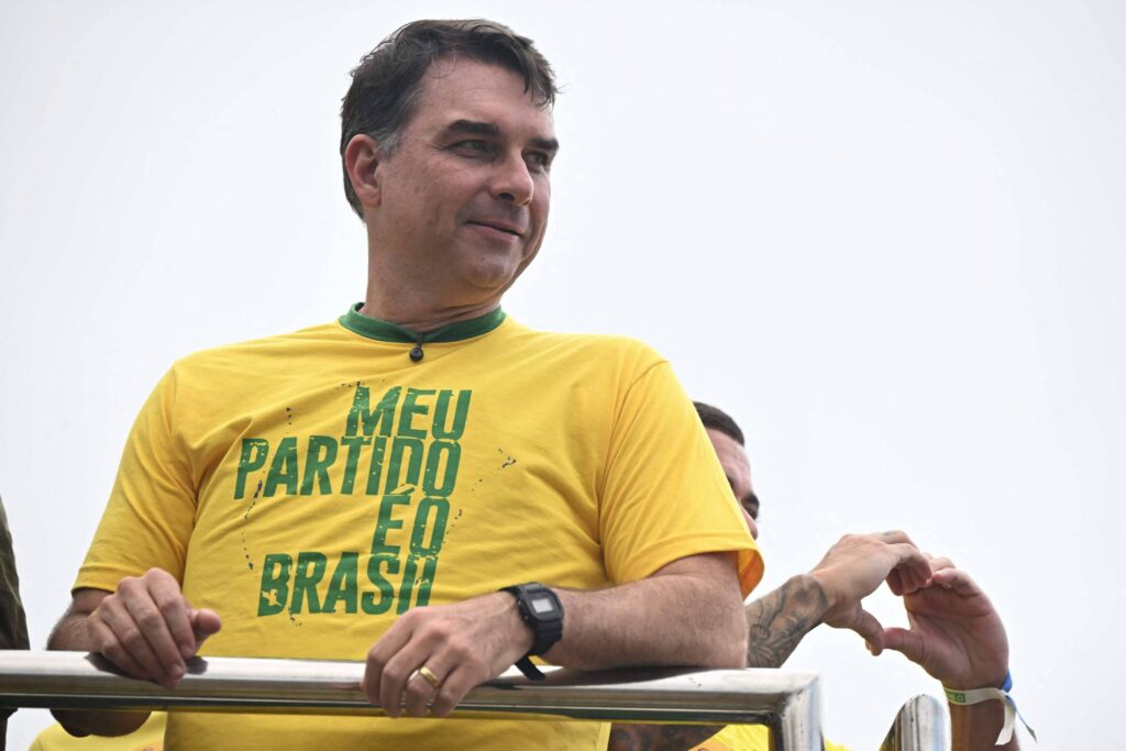 Flávio Bolsonaro intensifica retórica e prega combate 'de pé ou deitado' a bandidos