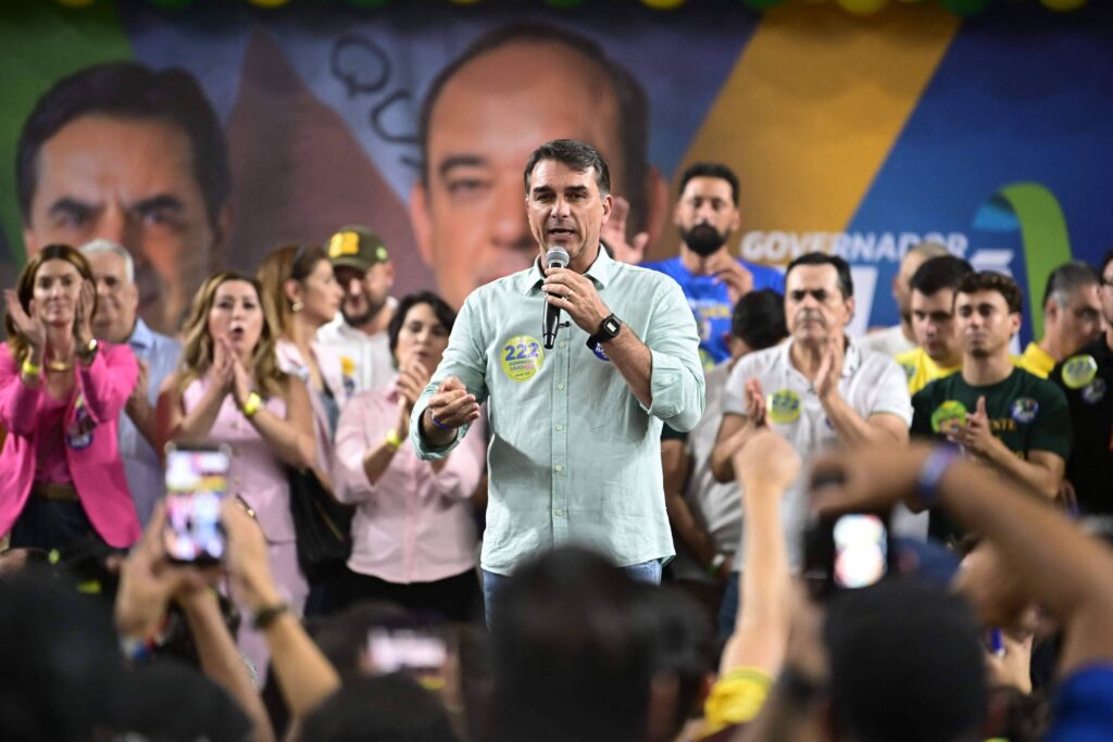 Flávio Bolsonaro lidera caminhada em Belo Horizonte com Roscoe e Nikolas, mirando apoio em Minas Gerais
