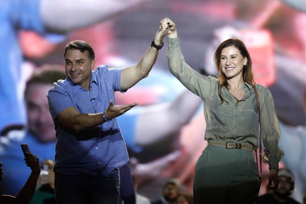 Flávio Bolsonaro liga ausência de Michelle a enxaqueca e defende Senado forte contra o STF