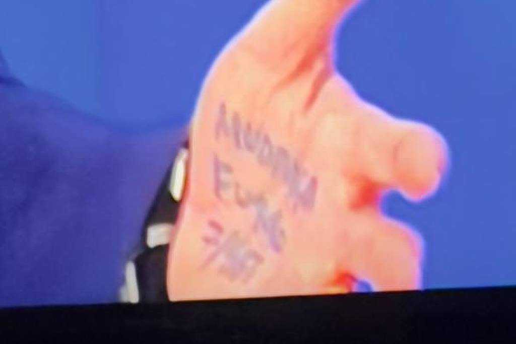 Flávio Bolsonaro recorre a anotações na mão durante sabatina na TV Globo